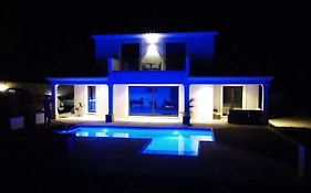 SUITE 20m2 DANS VILLA PISCINE JACUZZI